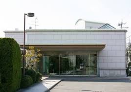 伊丹は規格葬儀があります・伊丹斎場の地下には、1日葬葬儀が出来る部屋が2部屋あります・葬儀(お葬式)の方法には3方法、一般葬葬儀・1日葬葬儀・直葬(火葬式)葬儀の3方法がありますが、葬儀(お葬式)の際のお坊さんの読経(お経)は、葬儀社依頼とは別依頼です・低料金・格安・安いお布施によって、葬儀費用の軽減が出来ます・いい葬儀を行うためには、手配料(紹介料)を取られないようにお坊さんに直接依頼するのが葬儀(お葬式)の葬儀費用の軽減にも繋がります